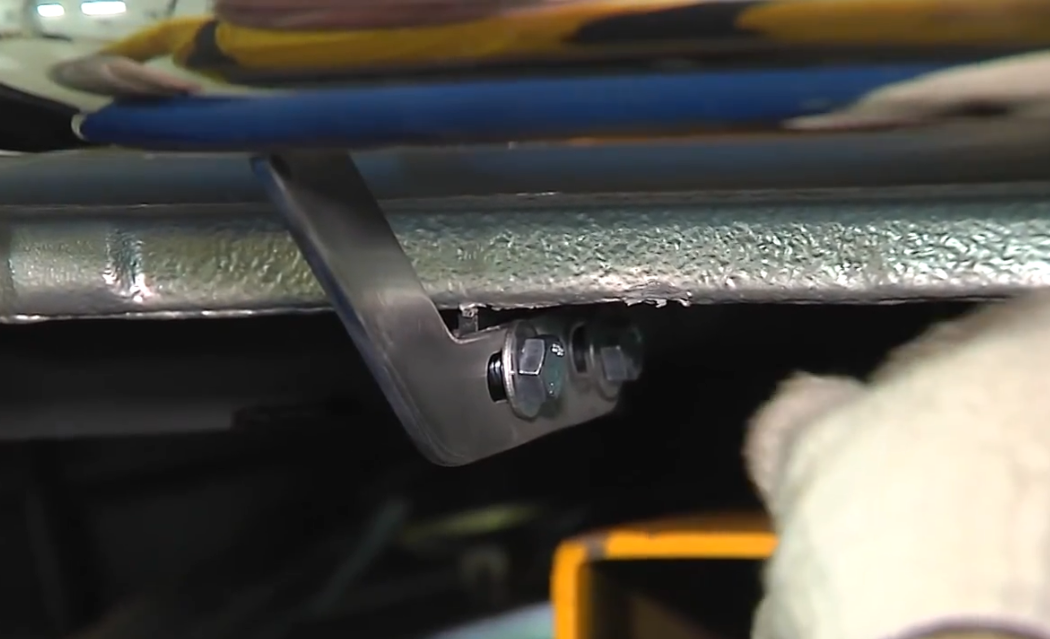 Установка защиты порогов с алюминиевым листом на УАЗ Патриот